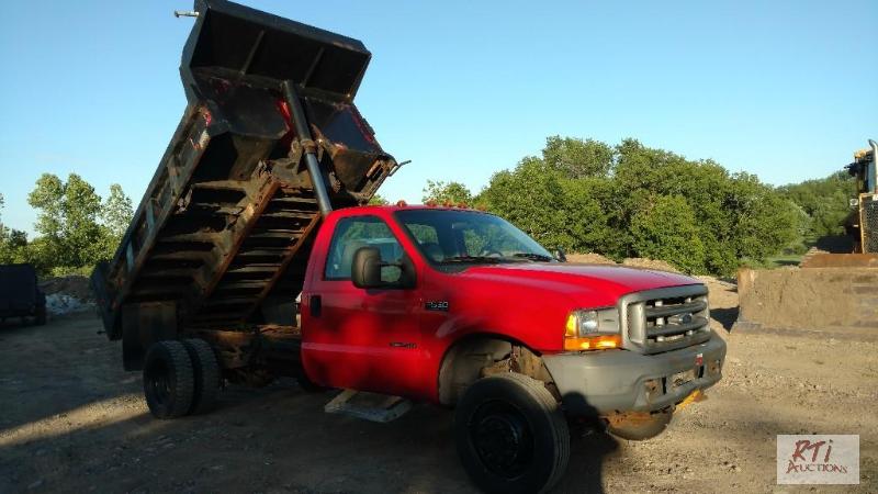 lot 10 image: 2001 Ford F550 SA Dump. 4WD, 7.3L diesel. Au...