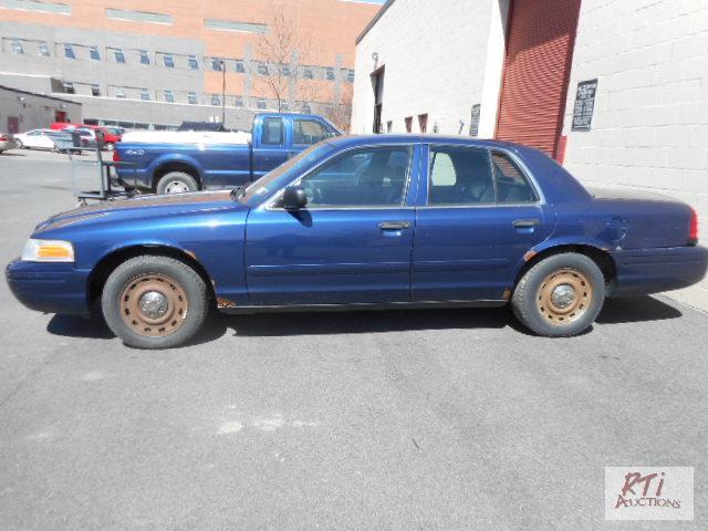 lot 14 image: 2005 Ford Crown Victoria 4DSD, VIN# 2FAFP72W5...