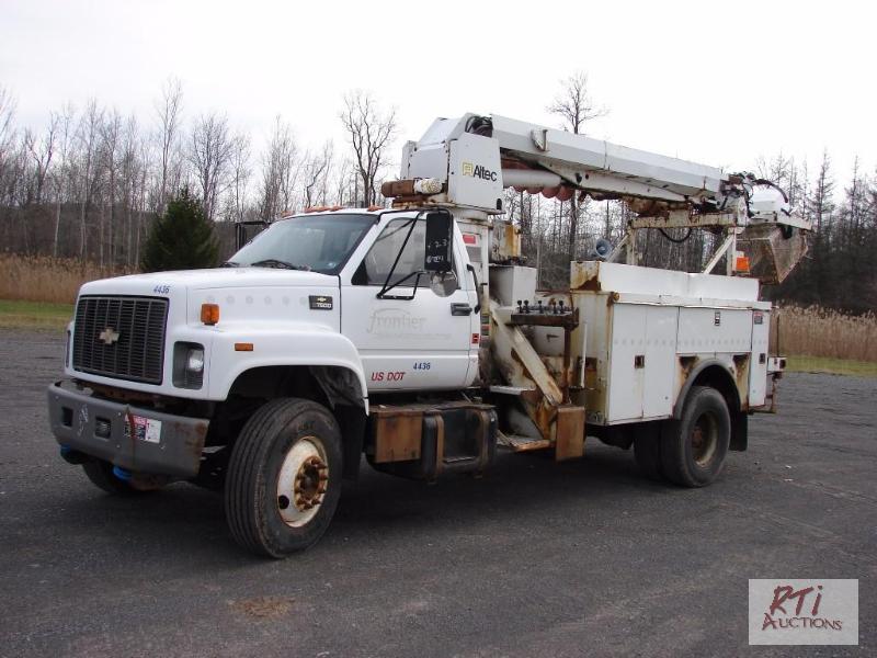lot 23 image: 2002 Chevrolet Model 7500 Digger derrick Buc...