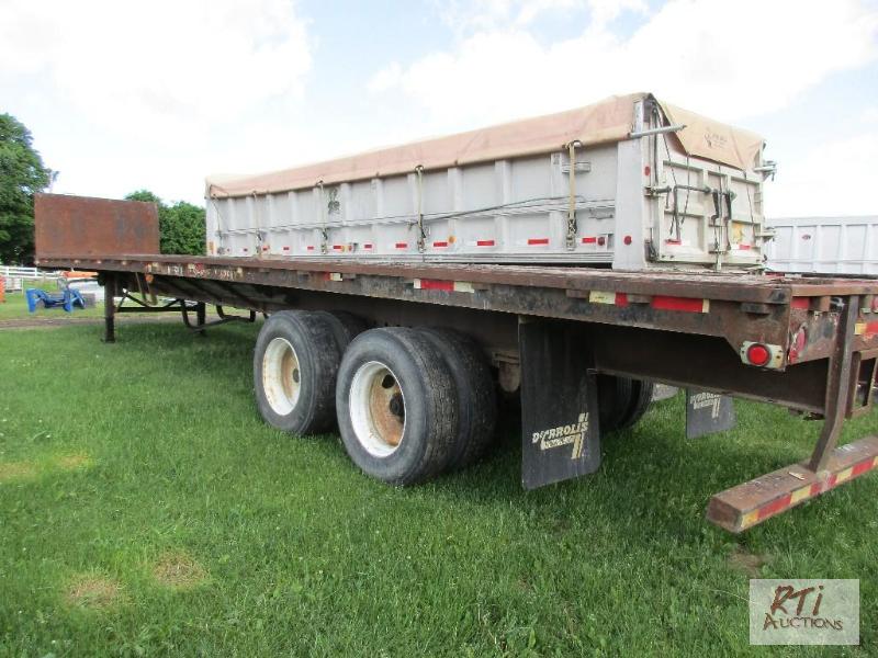 lot 28 image: 1989 Trailmobile 96X45 flatbed semi-trailer, ...