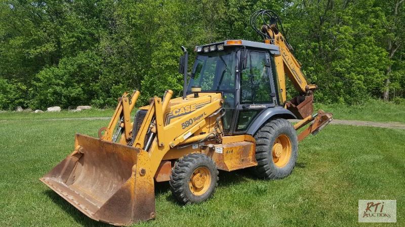 lot 32 image: Case 580 Super L backhoe, SN JJG0199842. 4WD,...