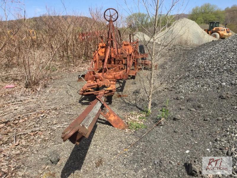 lot 46 image: Pull Type Grader (#1), Rubber Tires, Adjustab...