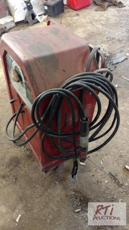 lot 49 image: LINCOLN AC-225-5 Welder wleeds on castor whe...
