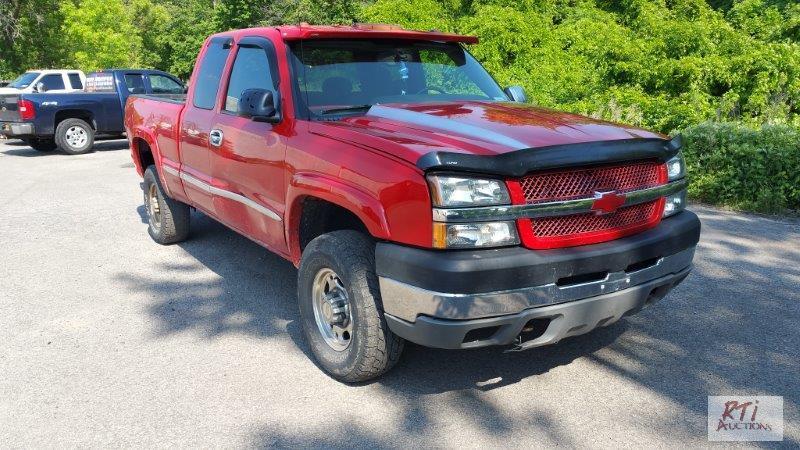 lot 7 image: 2004 Chevrolet Silverado Supercab 4X4, VIN 1...
