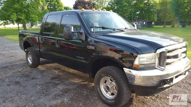 lot 9 image: 2002 Ford F-250 4X4 7.3 Diesel Crew Cab, VIN...