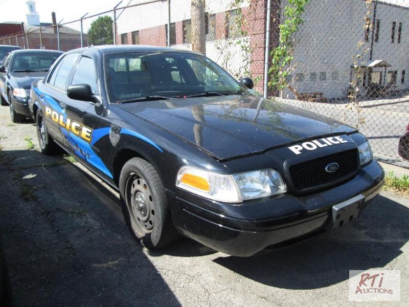 lot 10 image: 2008 Ford Crown Victoria 4DSD, VIN# 2FAHP71V1...
