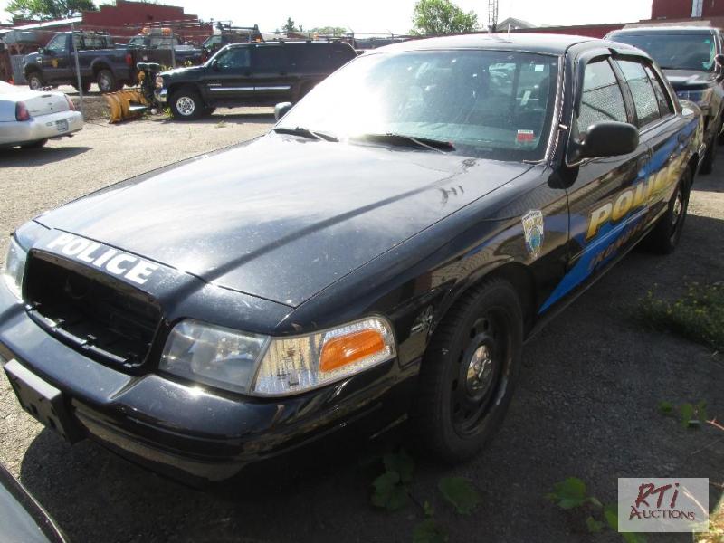 lot 11 image: 2007 Ford Crown Victoria 4DSD, VIN# 2FAHP71W7...