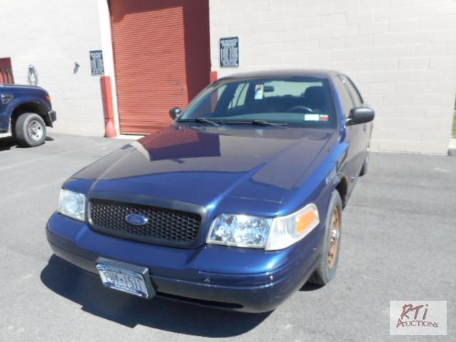 lot 12 image: 2005 Ford Crown Victoria 4DSD, VIN# 2FAFP72W5...