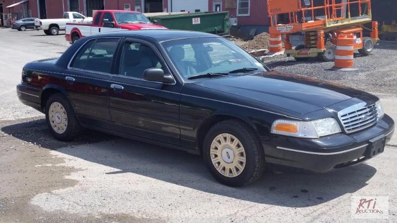 lot 13 image: 2003 Ford Crown Victoria 4DSD, VIN# 2FAHP71W4...