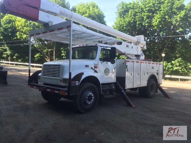 lot 22 image: 2000 IH 4700 SA BucketUtility Truck, VIN 1...