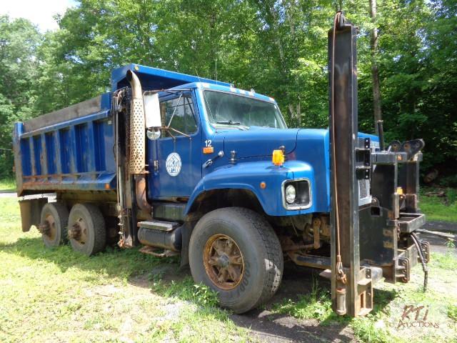 lot 23 image: 2000 IH 2674 TA DumpPlow Truck, VIN 1HTGLA...