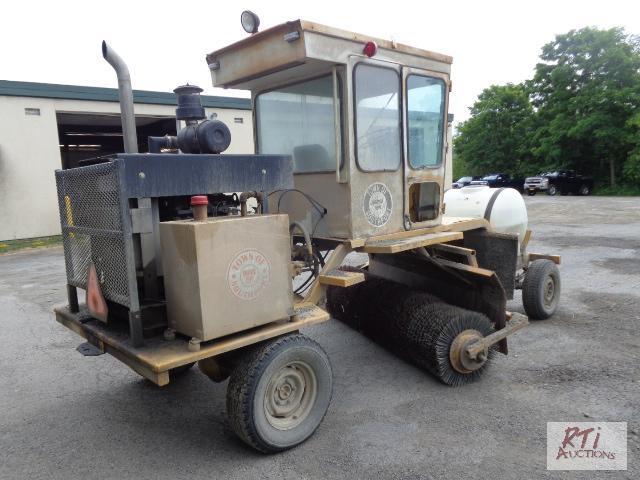 lot 27 image: ROSCOE Self-propelled Street Broom, Cummins D...