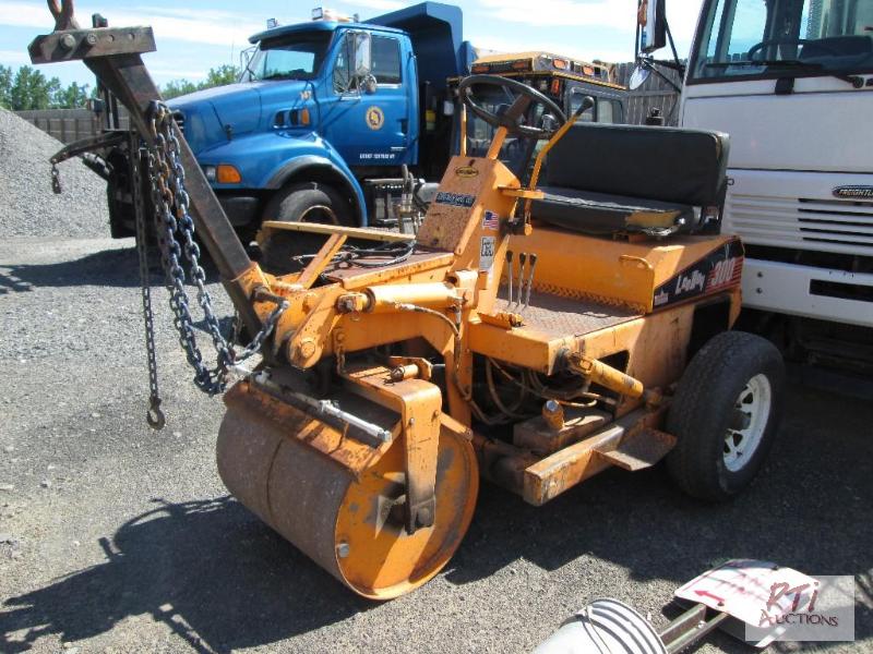 lot 32 image: Lee Boy 300 tow behind roller, SN 680, runs....