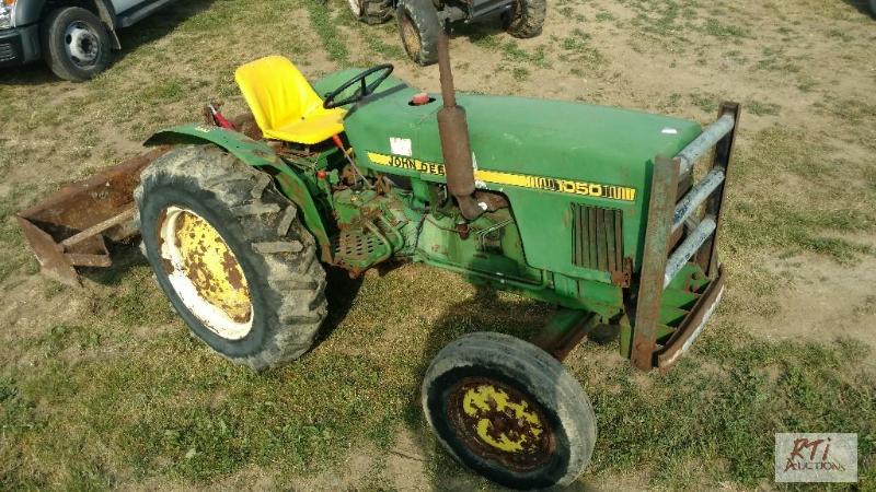 lot 38 image: John Deere 1050 2WD tractor with barn scraper...