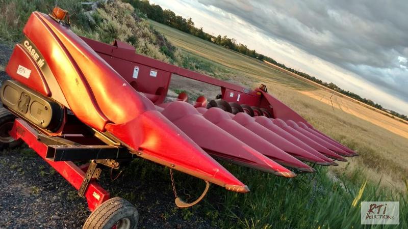lot 40 image: Case IH 8-row Corn head. Head cart. Unit is l...