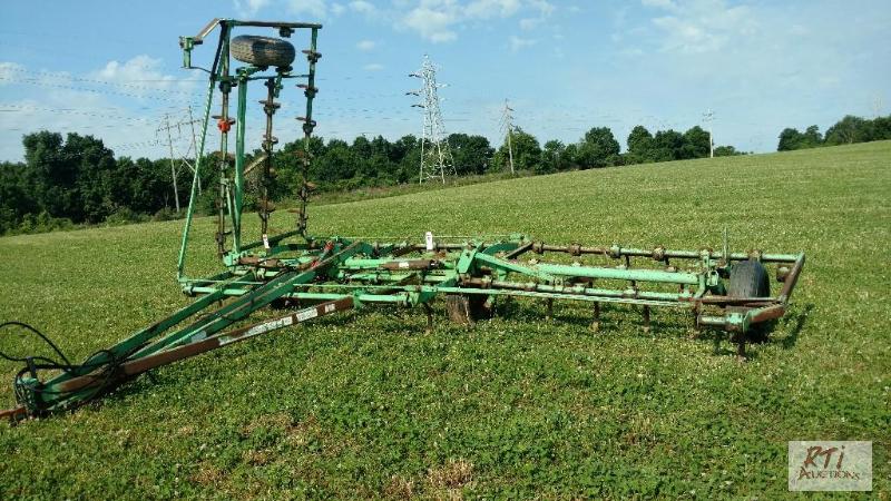 lot 45 image: Deutz-Allis 1300 cultivator. 10 center secti...