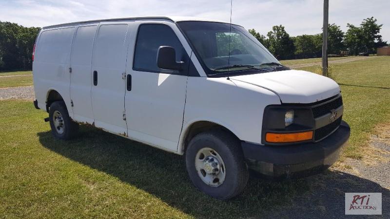 lot 6 image: 2006 Chevrolet Express panel van, 4.8L Vortec...