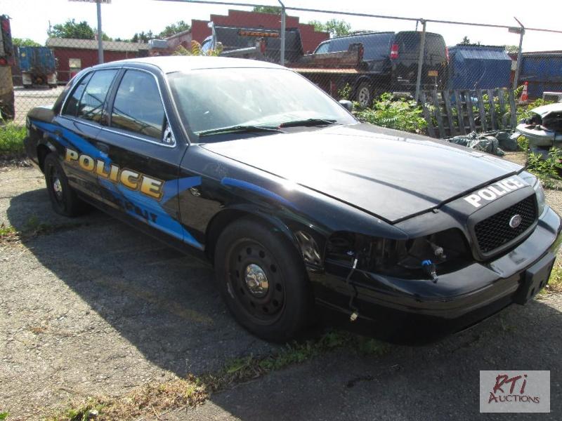 lot 7 image: 2011 Ford Crown Victoria 4DSD, VIN # 2FABP7BV...