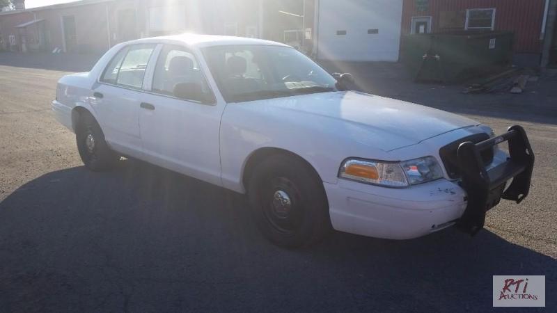 lot 8 image: 2008 Ford Crown Victoria 4DSD, VIN# 2FAFP71V2...