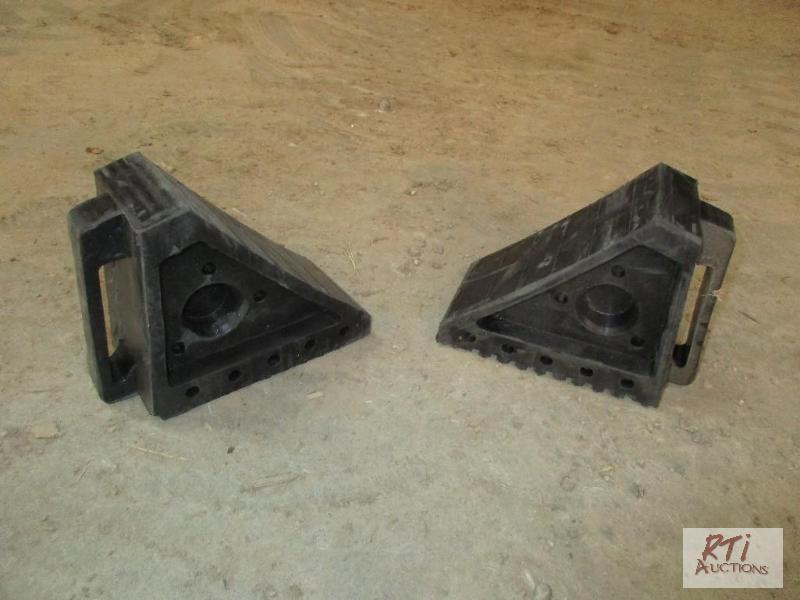 lot 80 image: Box of (10) rubber wheel chocks, new. Located...