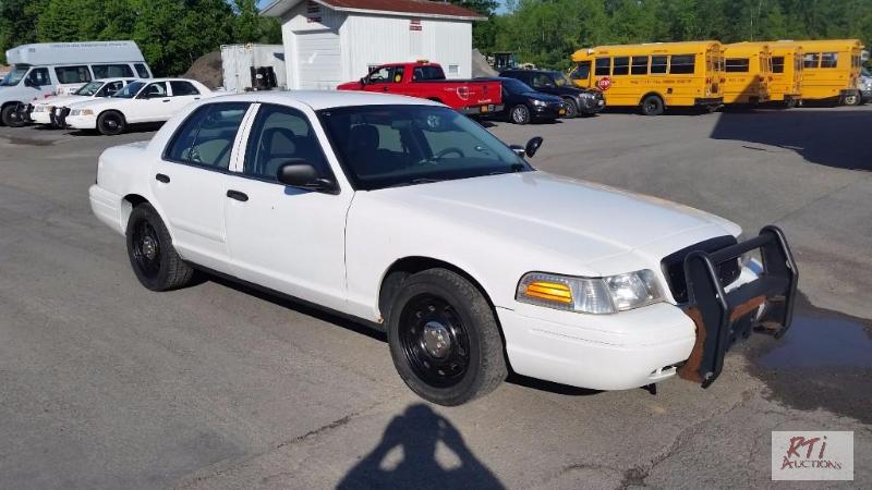 lot 9 image: 2008 Ford Crown Victoria 4DSD, VIN# 2FAFP71V0...