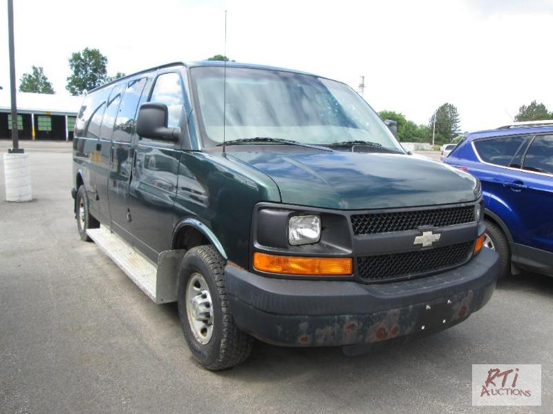 lot 10 image: 2007 Chevrolet 3500 Express 12 passenger van,...