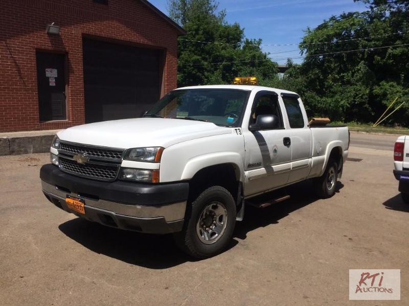 lot 11 image: 2005 CHEVROLET Silverado 2500 HD 4WD Ext-cab ...