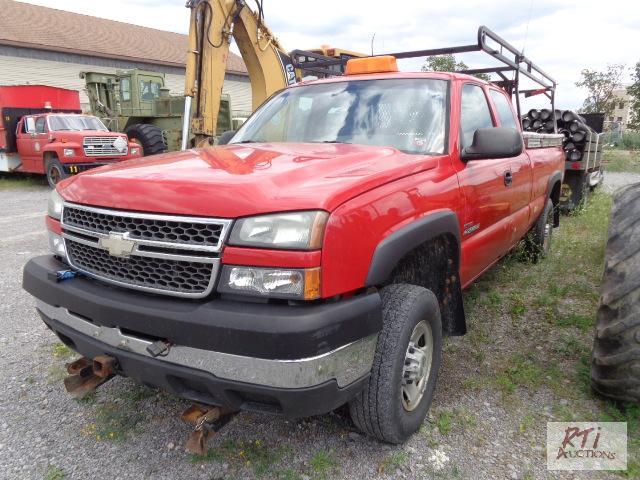 lot 12 image: 2005 CHEVY 2500HD 4WD Ext-Cab Pickup, VIN 1G...