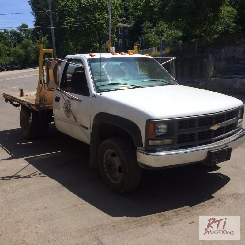 lot 13 image: 2000 CHEVROLET 3500 4WD Reg Cab Flat-bed Truc...
