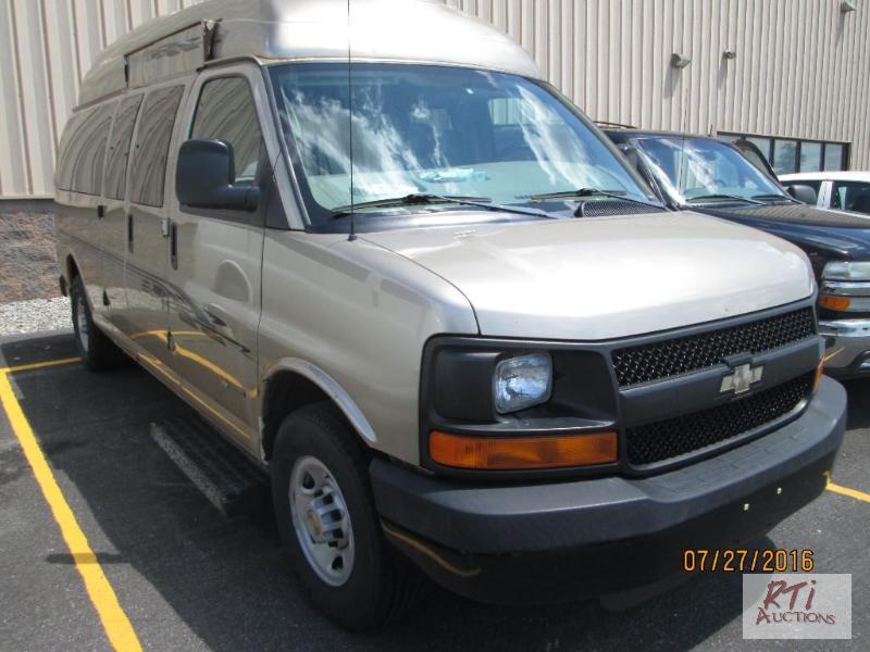 lot 14 image: 05 CHEVY 3500 EXPRESS Hightop Van, VIN 1GAH...