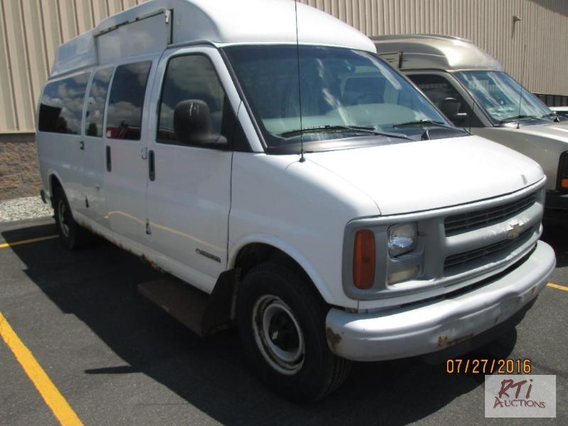 lot 15 image: 2001 CHEVY 3500 EXPRESS Hightop Van, VIN 1GN...