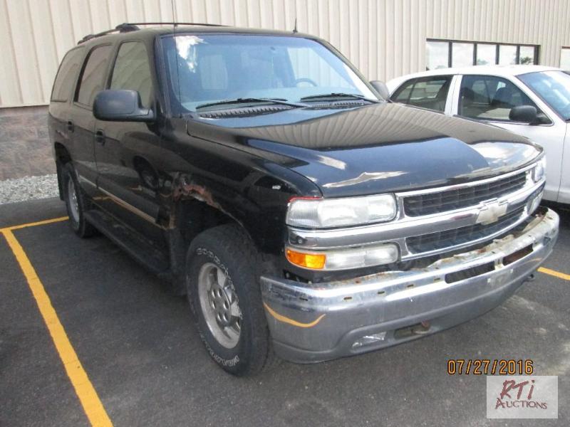 lot 16 image: 02 CHEVY 4WD Tahoe, VIN 1GNEK13Z52J249107. ...