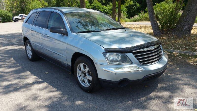 lot 19 image: 2004 Chrysler Pacifica 4dsd, VIN 2C8GF68484R...