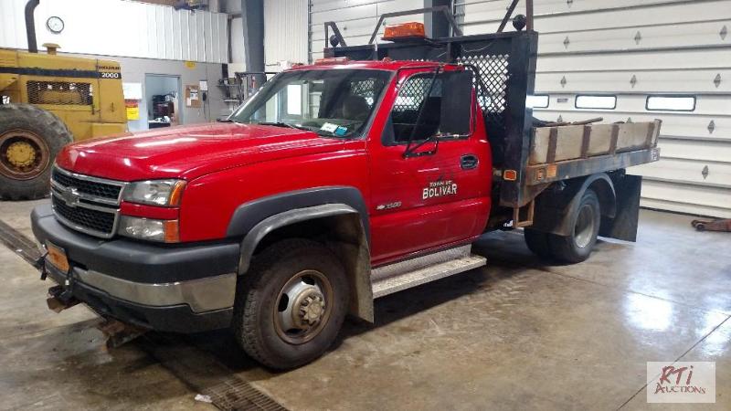 lot 2 image: 2007 CHEVY 3500 4WD StakeDump Truck, VIN 1G...