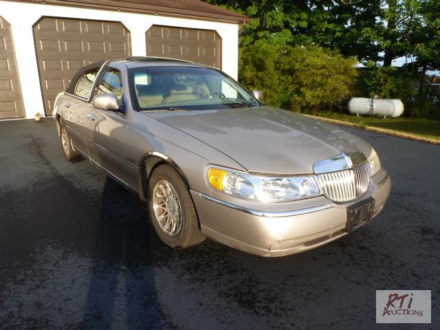 lot 22 image: 2002 Lincoln Town Car Signature. Power Moonro...