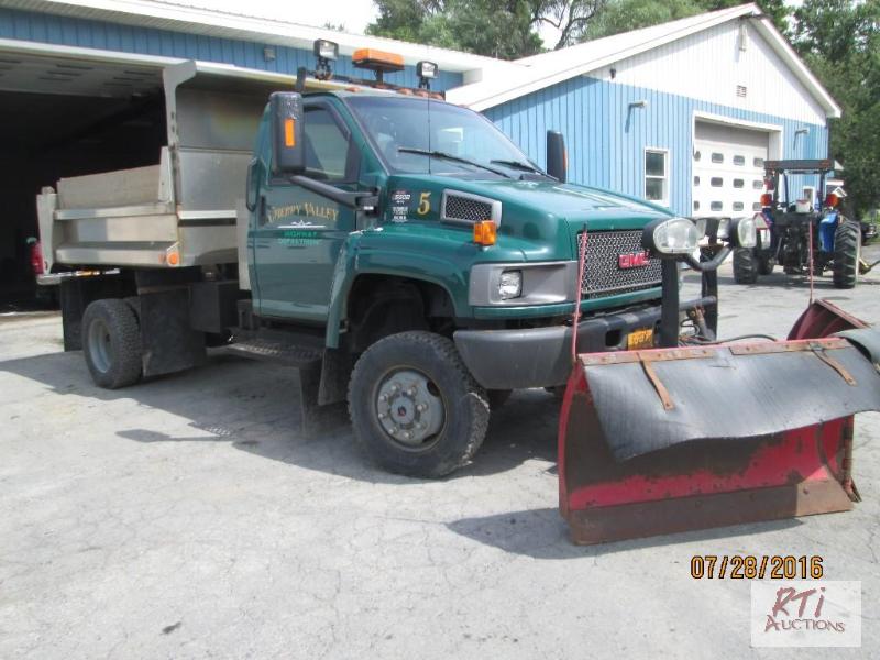 lot 23 image: 2007 GMC 5500 4WD DumpPlow Truck, VIN 1GDE5...