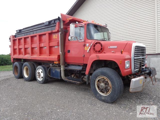 lot 24 image: 1991 FORD L-9000 TA wsteerable Tag Dump Tru...