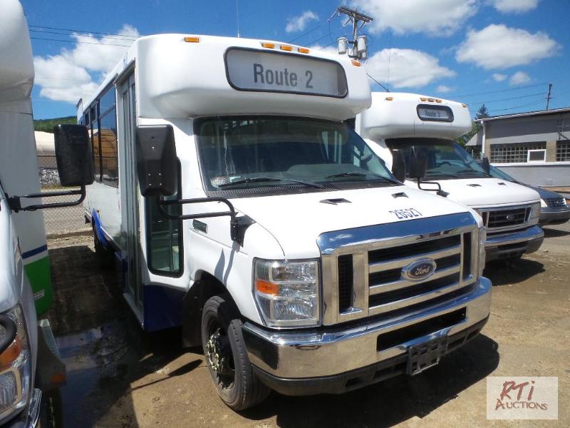 lot 29 image: 2009 FORD E-450 Bus, VIN 1FDFE45PO9DA26527. ...