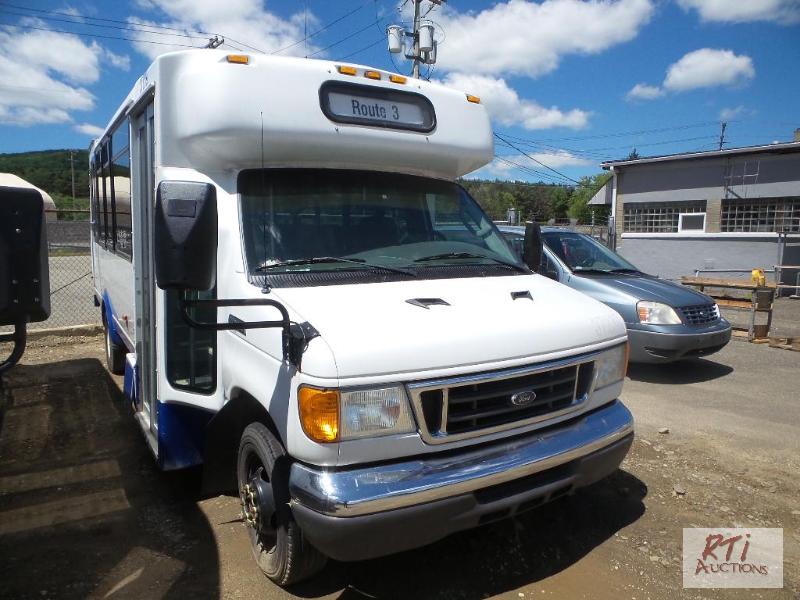 lot 30 image: 2007 FORD E-450 Bus, VIN 1FDXE45P26DB37239. ...