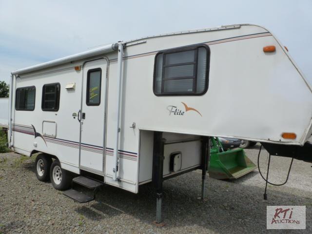 lot 47 image: 1998 Shasta 5th Wheel RV. 24 with Full Kitch...