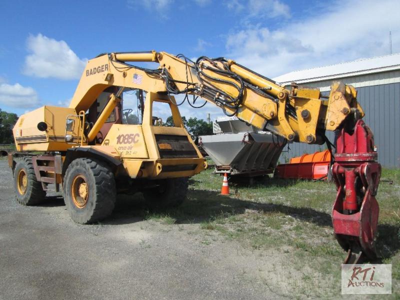 lot 49 image: Badger 1085C Cruz Air rubber tired excavator,...