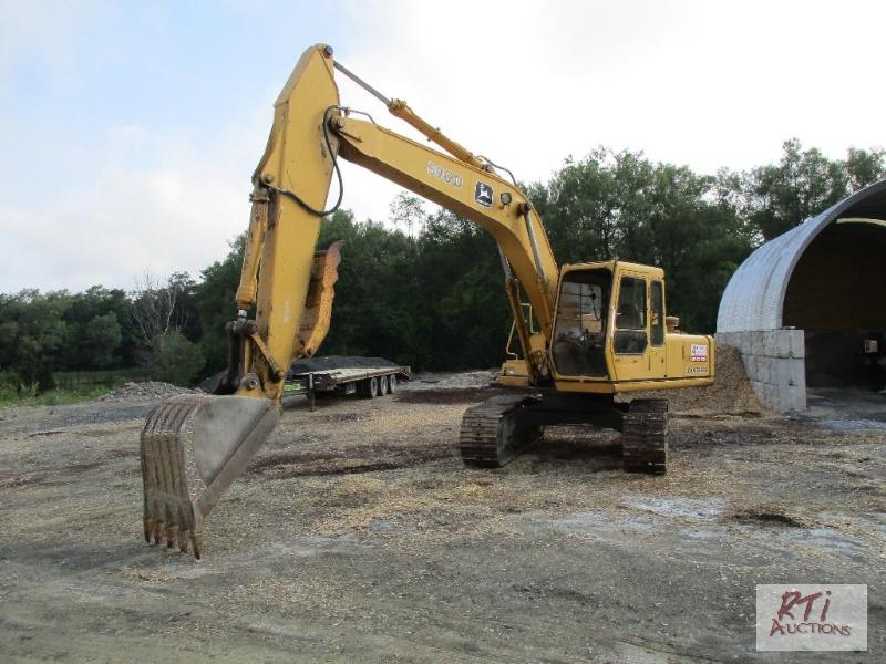 lot 51 image: John Deere 590 Excavator 10,500hrs. Manual th...