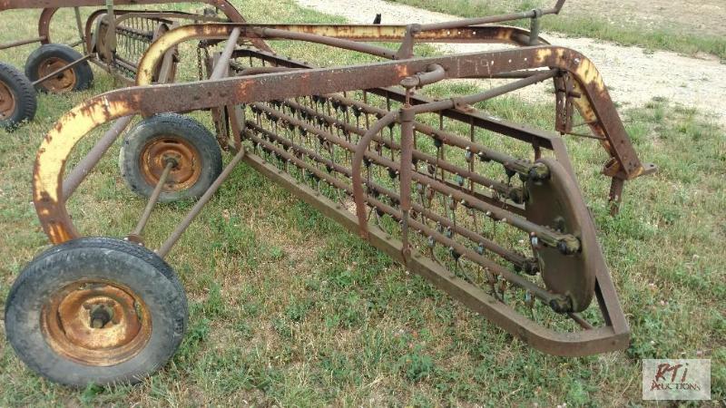 lot 61 image: John Deere 894-A Hay Rake. SN 13505. Unit is...