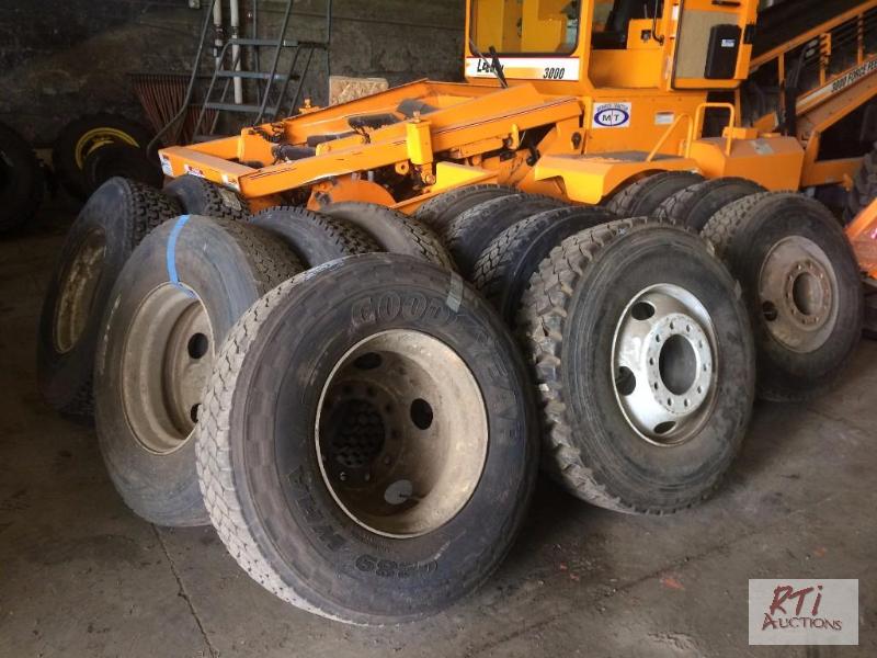 lot 89 image: (13) Hub Pilot 22.5 Wheels and Tires (31580R...