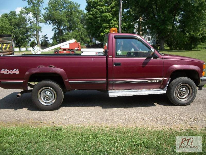 lot 10 image: 1994 Chevy 3500 Pickup. VIN 1GCHK34N7RE13454...