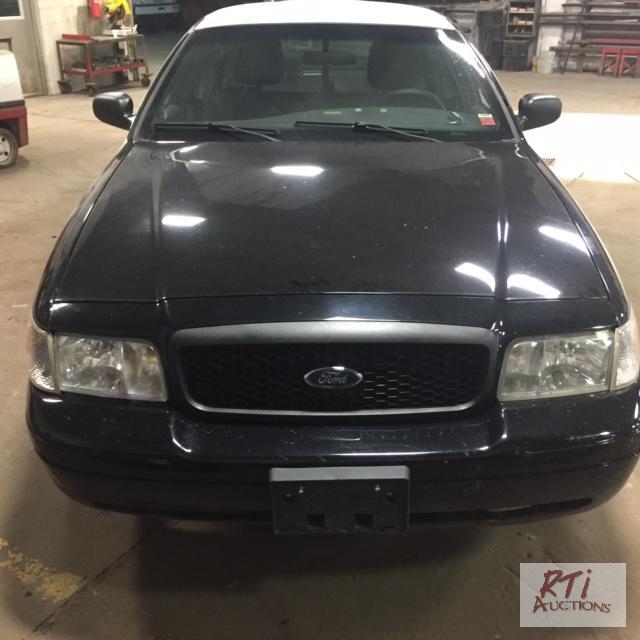 lot 11 image: 2011 Ford Crown Victoria 4DSD, VIN# 2FABP7BVO...