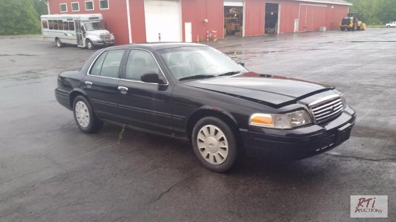 lot 12 image: 2007 Ford Crown Vic 4DSD, VIN# 2FAFP71W87X154...