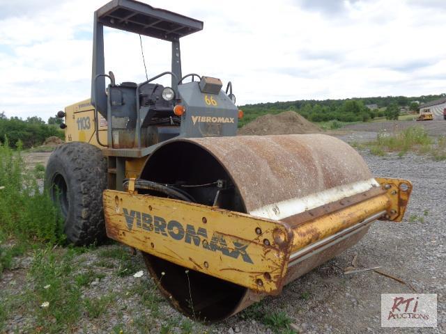 lot 16 image: 1998 VIBROMAX W1105D Single Drum Roller, VIN...