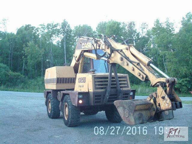 lot 18 image: Case 1085B rubber tire excavator, reman 6bt C...