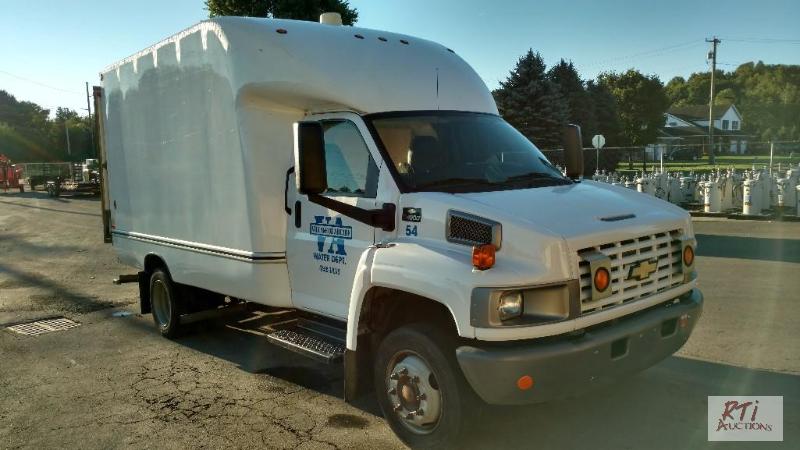 lot 32 image: 2009 Chevy C4500 cube van. VIN 1GBE4V1G48F41...